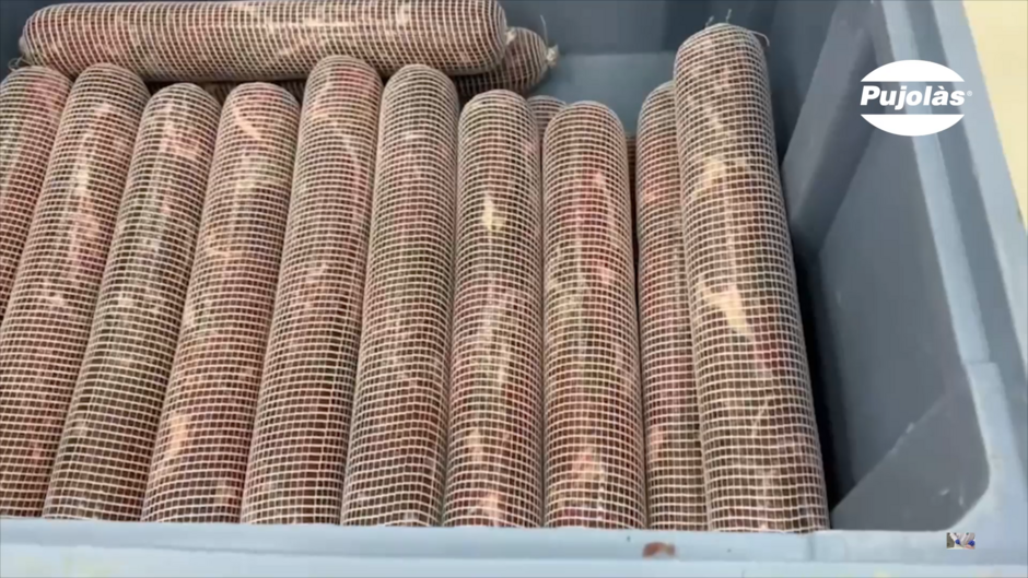 Image de viande embossée sous filet dans un bac, illustrant une phase de préparation en environnement industriel Image de viande embossée sous filet dans un bac, illustrant une phase de préparation en environnement industriel