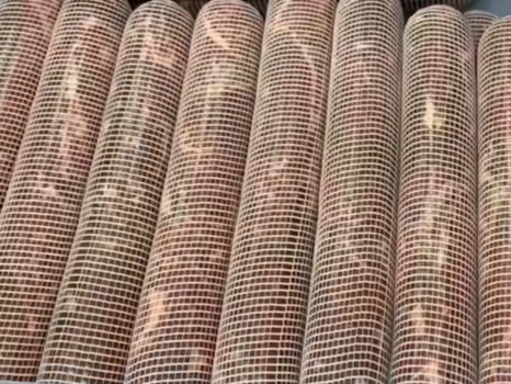 Image de viande embossée sous filet dans un bac en inox, illustrant une phase de préparation en environnement industriel