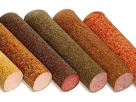 Image de saucisson dans des boyaux avec différentes épices Image de saucisson dans des boyaux avec différentes épices