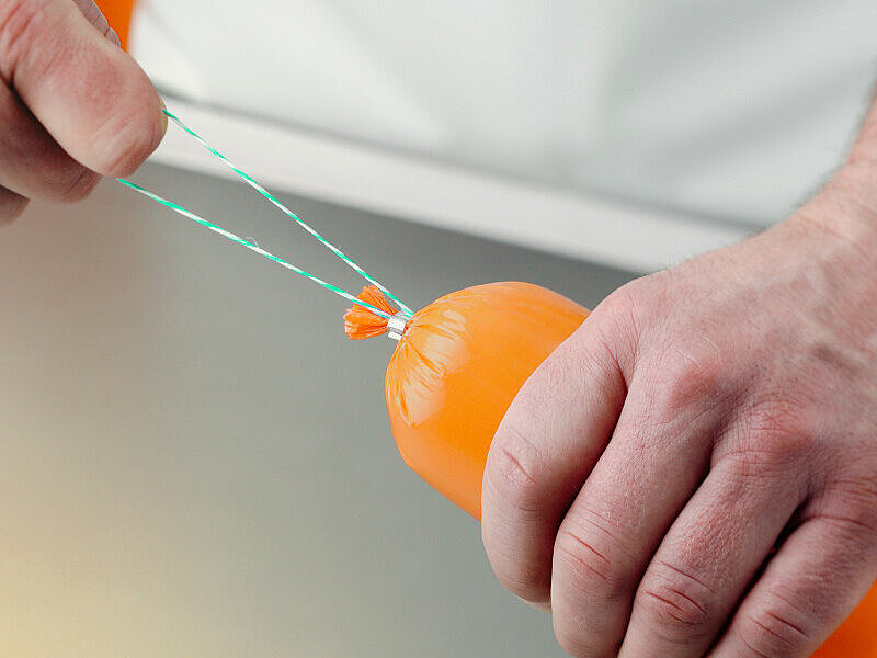 Photos de boucles Polyclip avec les mains d'un homme