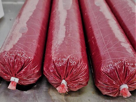 Boyaux remplis d’une préparation aux fruits rouges, fermés par des clips à chaque extrémité