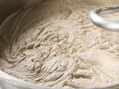 Pâte de fromage en cours de mélange dans un mélangeur industriel