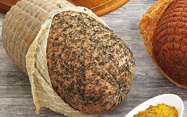 Image qui présente plusieurs viande dans un boyau en filet Image qui présente plusieurs viande dans un boyau en filet