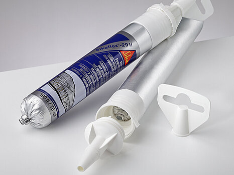 Photo d’un produit type silicone, muni de clips métalliques à chaque extrémité