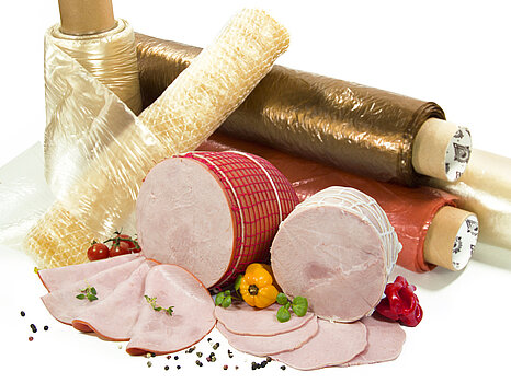 Jambon cuit et boyaux présentés de différentes manières : certains en enveloppes individuelles, d’autres en film ou déjà garnis, illustrant les options pour le jambon cuit