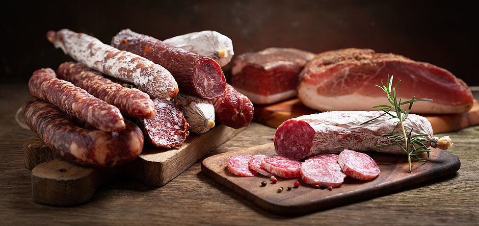 Photo de plusieurs types de produit de charcuterie sur des planches en bois Photo de plusieurs types de produit de charcuterie sur des planches en bois