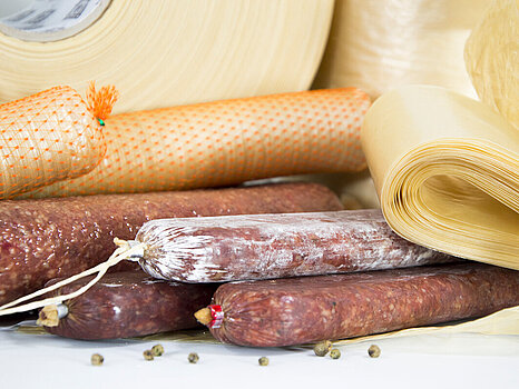Boyaux présentés de différentes manières : certains en enveloppes individuelles, d’autres en film ou déjà garnis, illustrant les options pour la charcuterie et la saucisserie
