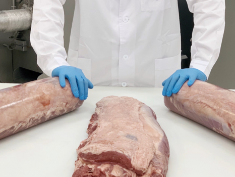 Image de viande embossée, illustrant une phase de préparation en environnement industriel