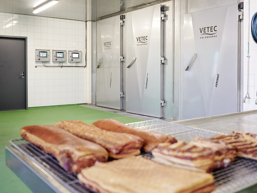 Image de viande étalée sur un meuble inox devant des chambres de cuisson ou de fumage Image de viande étalée sur un meuble inox devant des chambres de cuisson ou de fumage