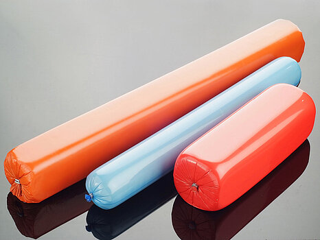 Boyaux remplis de différentes couleurs — orange, bleu et rouge — présentés sous des formes variées, un rond et deux moulés