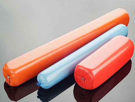 Boyaux remplis de différentes couleurs — orange, bleu et rouge — présentés sous des formes variées, un rond et deux moulés